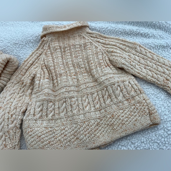 Adorable baby sweater and bonnet set - Picture 2 of 9